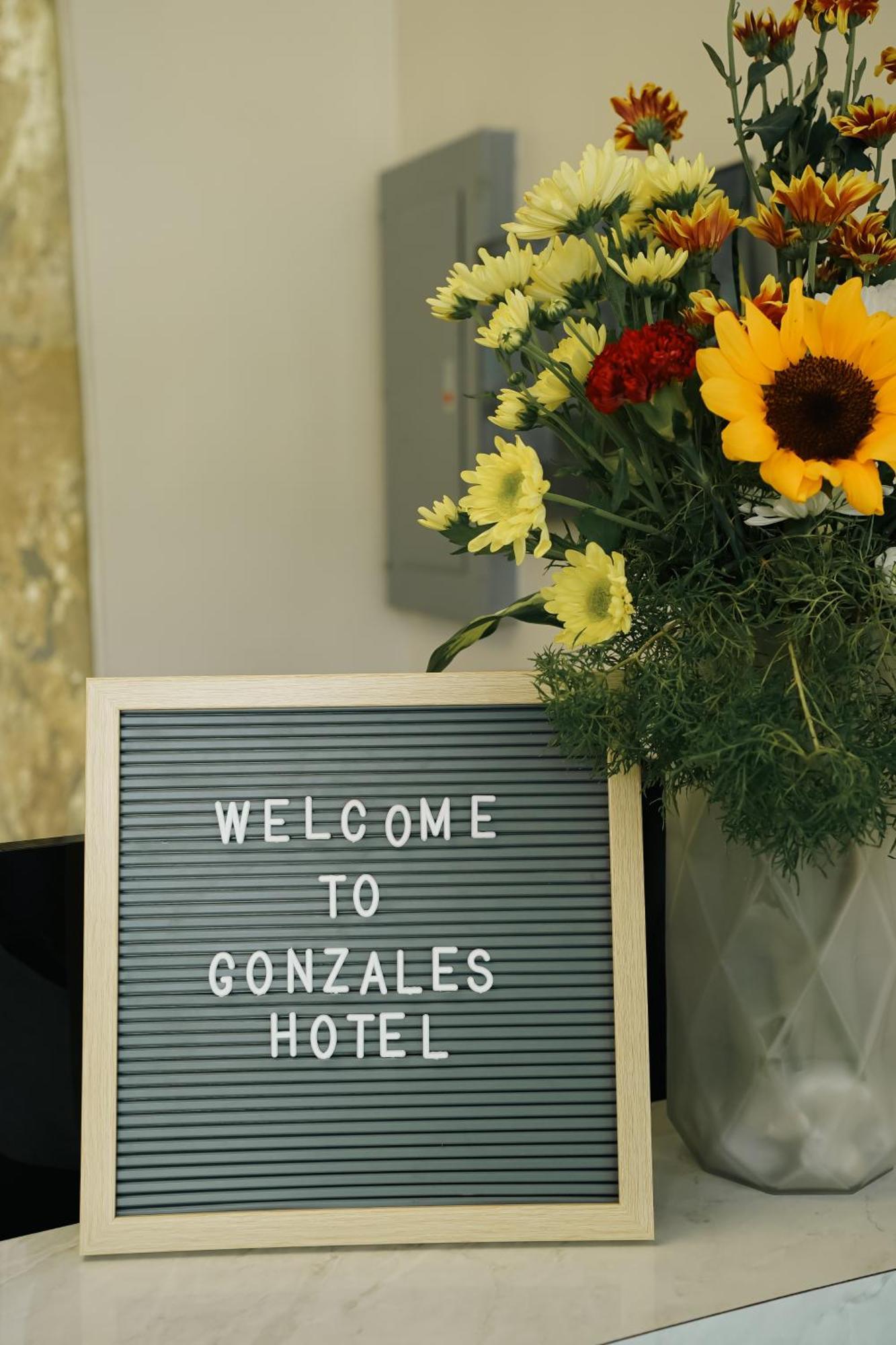 Gonzales Hotel Cauayan  Exterior photo